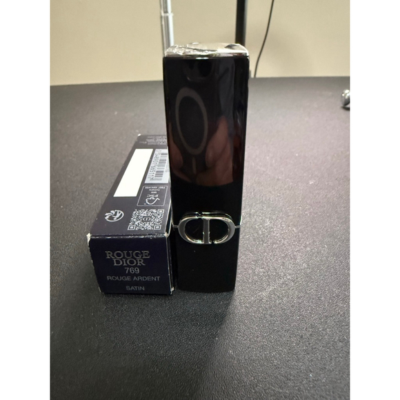 Dior Lipstick - Rouge Dior in 769 Rouge Ardent Satin - Picture 3 of 6